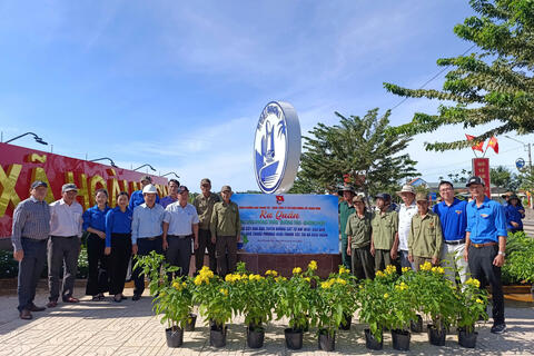 Đoàn Thanh niên phường Hoài Thanh Tây: Ra quân hưởng ứng phong trào “Đường tàu-Đường hoa”,  “Mỗi cung đường-Một loài hoa; Mỗi khu ga-Một điểm đến và phong trào “Sáng Xanh, Sạch đẹp, An toàn, Văn minh ” dọc tuyến đường sắt